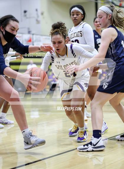 Thumbnail 1 in Blue Springs vs Aquinas (810 Varsity Showcase) photogallery.