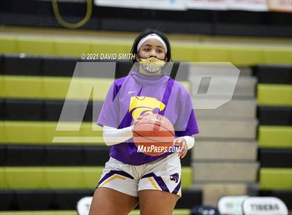 Thumbnail 1 in Blue Springs vs Aquinas (810 Varsity Showcase) photogallery.
