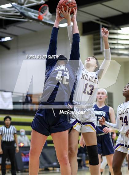 Thumbnail 2 in Blue Springs vs Aquinas (810 Varsity Showcase) photogallery.