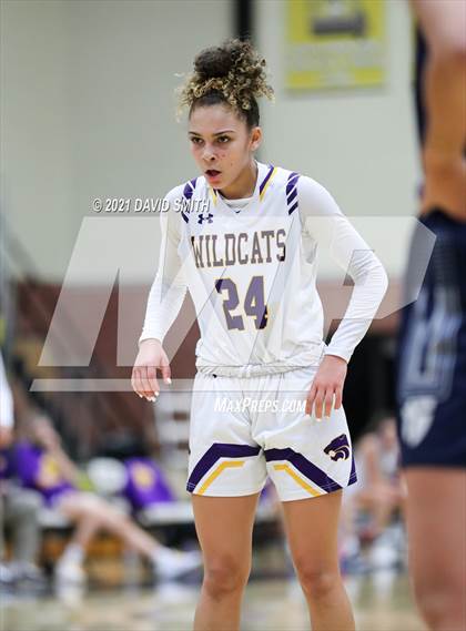 Thumbnail 1 in Blue Springs vs Aquinas (810 Varsity Showcase) photogallery.