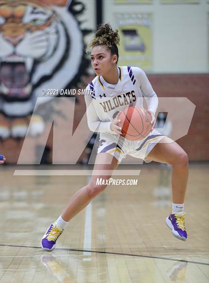 Thumbnail 3 in Blue Springs vs Aquinas (810 Varsity Showcase) photogallery.
