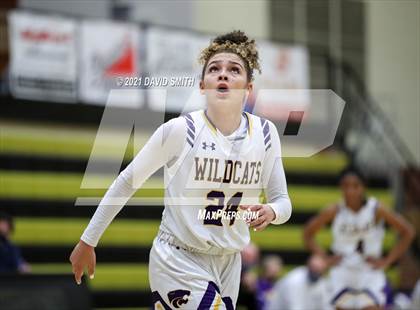 Thumbnail 1 in Blue Springs vs Aquinas (810 Varsity Showcase) photogallery.