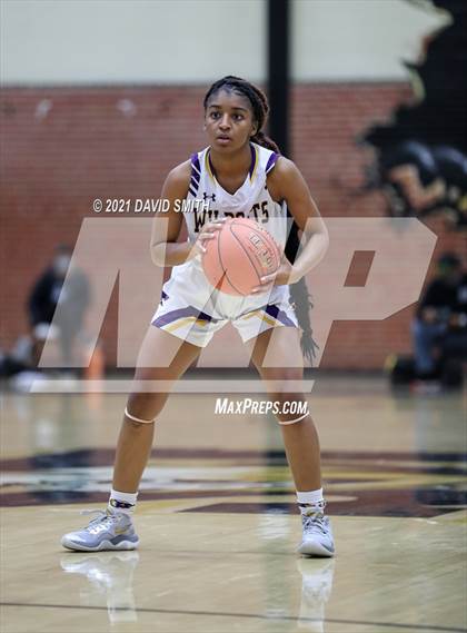 Thumbnail 3 in Blue Springs vs Aquinas (810 Varsity Showcase) photogallery.