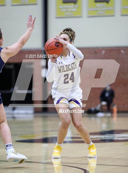 Thumbnail 2 in Blue Springs vs Aquinas (810 Varsity Showcase) photogallery.