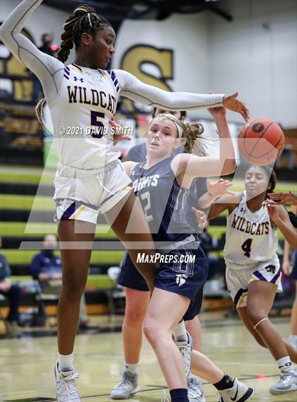 Thumbnail 1 in Blue Springs vs Aquinas (810 Varsity Showcase) photogallery.