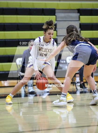 Thumbnail 3 in Blue Springs vs Aquinas (810 Varsity Showcase) photogallery.