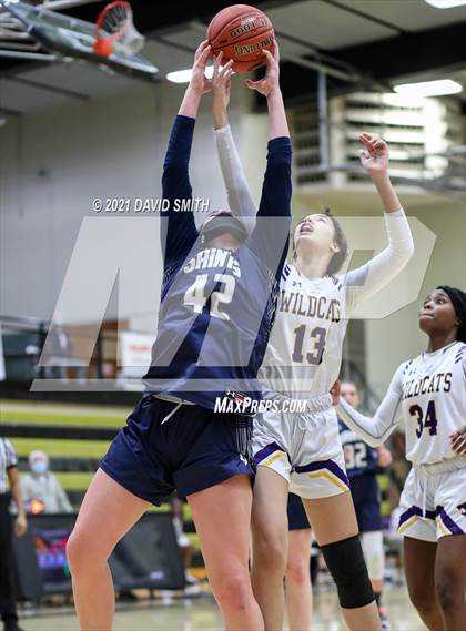 Thumbnail 3 in Blue Springs vs Aquinas (810 Varsity Showcase) photogallery.