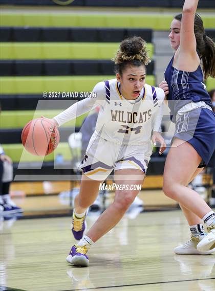 Thumbnail 3 in Blue Springs vs Aquinas (810 Varsity Showcase) photogallery.