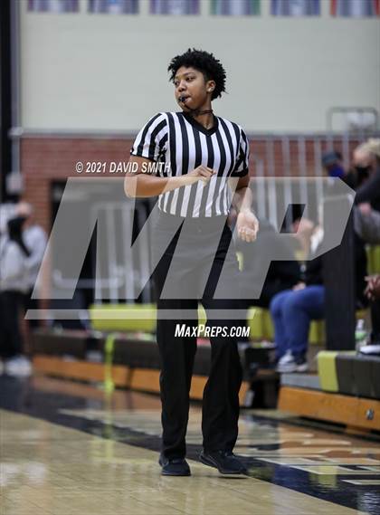 Thumbnail 1 in Blue Springs vs Aquinas (810 Varsity Showcase) photogallery.