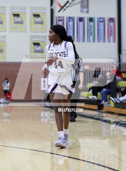 Thumbnail 2 in Blue Springs vs Aquinas (810 Varsity Showcase) photogallery.
