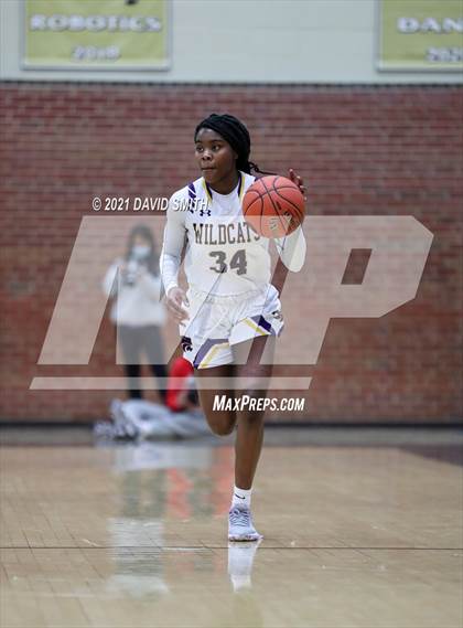 Thumbnail 2 in Blue Springs vs Aquinas (810 Varsity Showcase) photogallery.