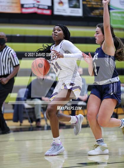 Thumbnail 1 in Blue Springs vs Aquinas (810 Varsity Showcase) photogallery.