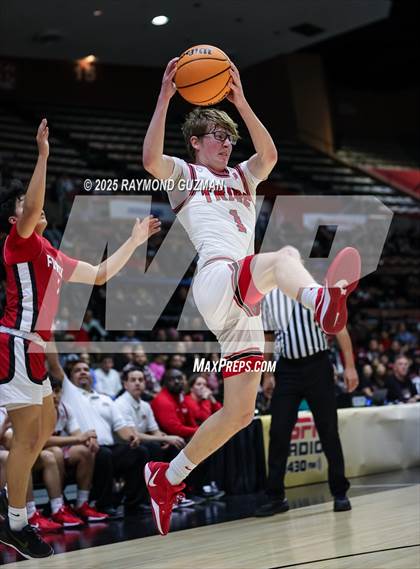 Thumbnail 1 in Chowchilla vs. Fowler (CIF CS Division VI Section Championship) photogallery.