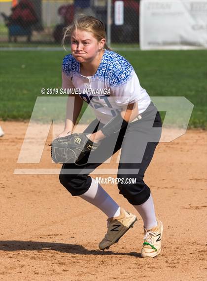 Thumbnail 2 in Kearney vs. Lincoln East photogallery.