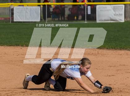 Thumbnail 2 in Kearney vs. Lincoln East photogallery.