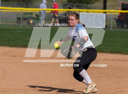 Thumbnail 2 in Kearney vs. Lincoln East photogallery.