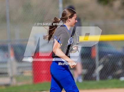 Thumbnail 3 in Kearney vs. Lincoln East photogallery.