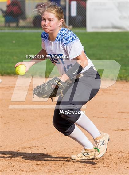 Thumbnail 3 in Kearney vs. Lincoln East photogallery.