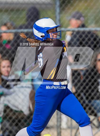 Thumbnail 2 in Kearney vs. Lincoln East photogallery.