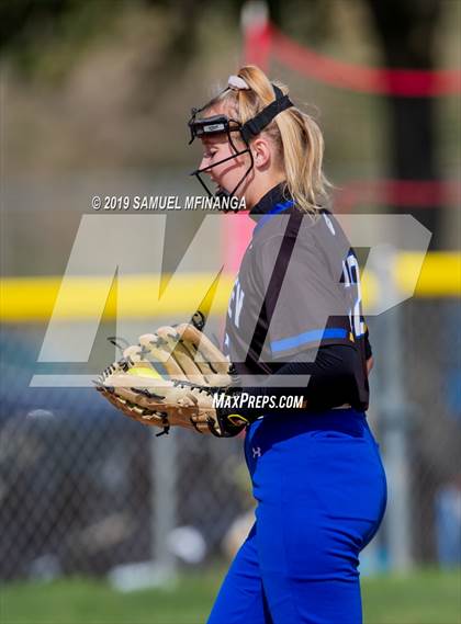 Thumbnail 2 in Kearney vs. Lincoln East photogallery.