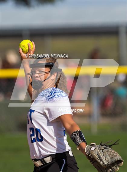 Thumbnail 2 in Kearney vs. Lincoln East photogallery.