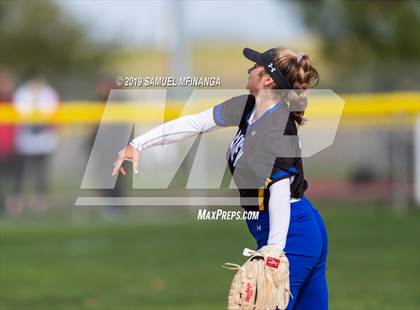 Thumbnail 2 in Kearney vs. Lincoln East photogallery.