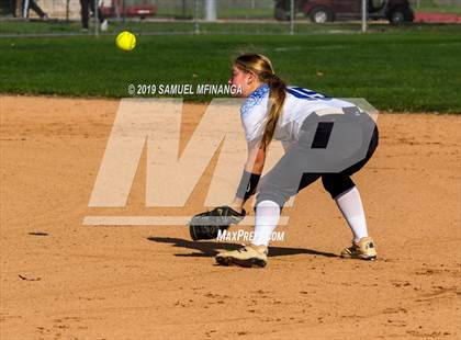 Thumbnail 2 in Kearney vs. Lincoln East photogallery.