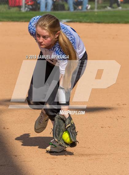 Thumbnail 3 in Kearney vs. Lincoln East photogallery.