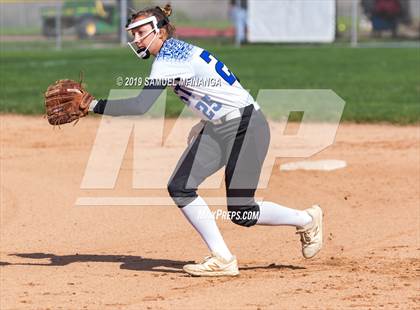 Thumbnail 2 in Kearney vs. Lincoln East photogallery.