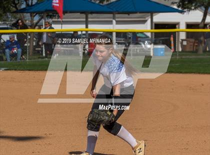 Thumbnail 2 in Kearney vs. Lincoln East photogallery.