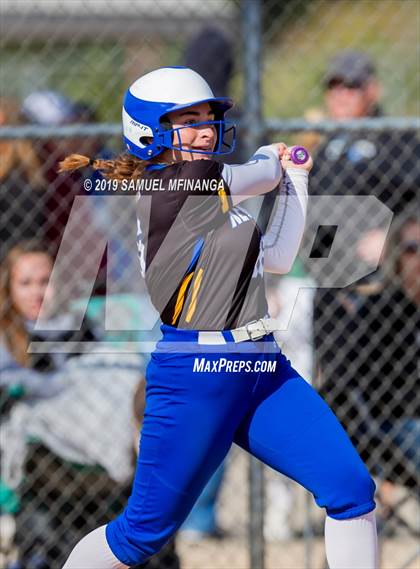 Thumbnail 2 in Kearney vs. Lincoln East photogallery.