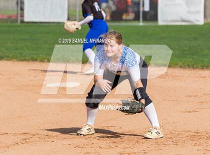 Thumbnail 3 in Kearney vs. Lincoln East photogallery.