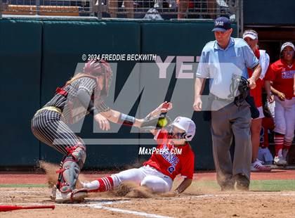 Thumbnail 3 in Coahoma vs. Whitesboro (UIL 3A Softball Semifinal) photogallery.