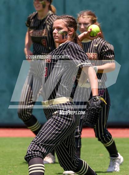 Thumbnail 3 in Coahoma vs. Whitesboro (UIL 3A Softball Semifinal) photogallery.