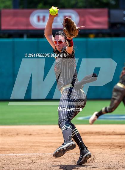 Thumbnail 3 in Coahoma vs. Whitesboro (UIL 3A Softball Semifinal) photogallery.
