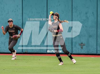 Thumbnail 1 in Coahoma vs. Whitesboro (UIL 3A Softball Semifinal) photogallery.