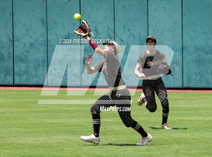 Thumbnail 3 in Coahoma vs. Whitesboro (UIL 3A Softball Semifinal) photogallery.