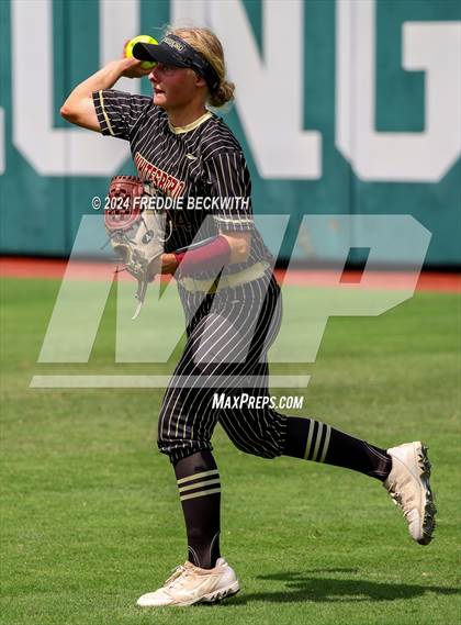 Thumbnail 3 in Coahoma vs. Whitesboro (UIL 3A Softball Semifinal) photogallery.