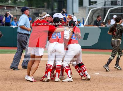 Thumbnail 3 in Coahoma vs. Whitesboro (UIL 3A Softball Semifinal) photogallery.