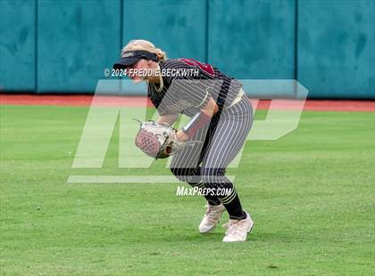 Thumbnail 3 in Coahoma vs. Whitesboro (UIL 3A Softball Semifinal) photogallery.