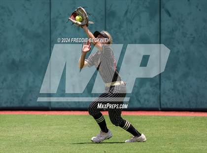 Thumbnail 3 in Coahoma vs. Whitesboro (UIL 3A Softball Semifinal) photogallery.