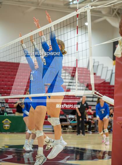 Thumbnail 1 in University City vs. La Jolla Country Day (CIF SDS Division II Finals) photogallery.