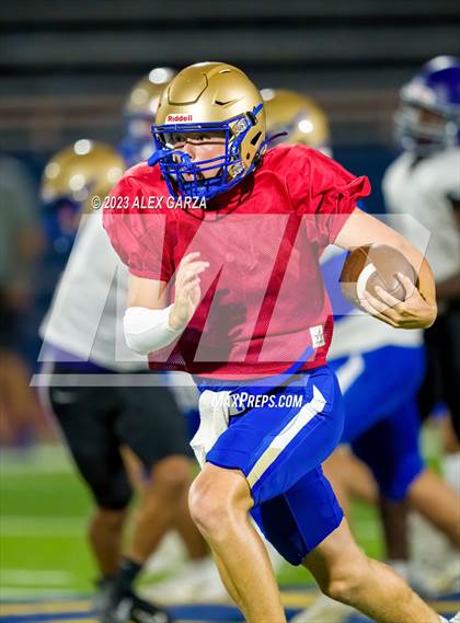 Thumbnail 2 in Warren @ Alamo Heights (Scrimmage) photogallery.