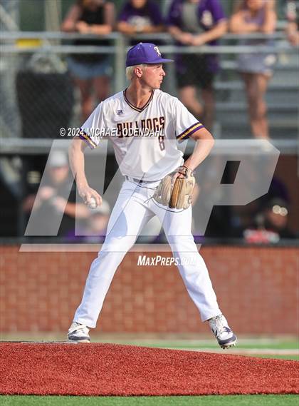 Thumbnail 3 in Iowa @ Lutcher (LHSAA Division II Non-Select Semifinal) photogallery.