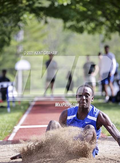 Thumbnail 2 in (IHSAA Track & Field Sectionals) photogallery.