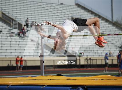 Thumbnail 1 in (IHSAA Track & Field Sectionals) photogallery.