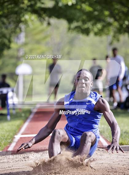 Thumbnail 1 in (IHSAA Track & Field Sectionals) photogallery.
