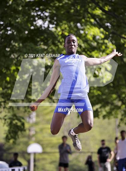 Thumbnail 3 in (IHSAA Track & Field Sectionals) photogallery.