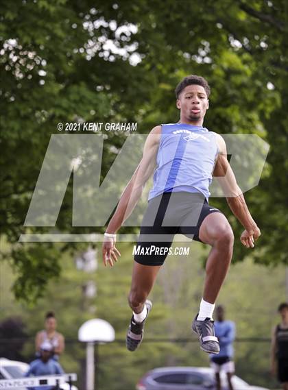 Thumbnail 3 in (IHSAA Track & Field Sectionals) photogallery.