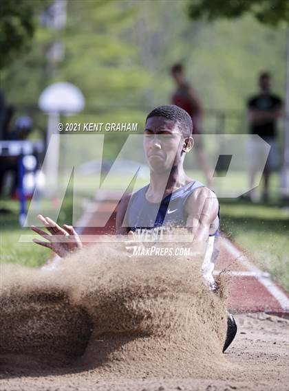 Thumbnail 3 in (IHSAA Track & Field Sectionals) photogallery.